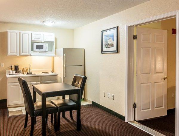 Red Roof Inn & Suites Pensacola-Nas Corry Beach Haven Exteriör bild