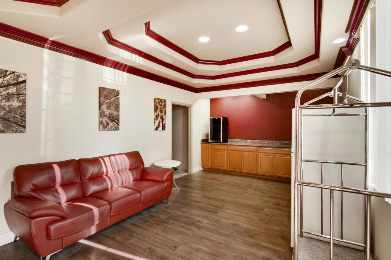 Red Roof Inn & Suites Pensacola-Nas Corry Beach Haven Exteriör bild