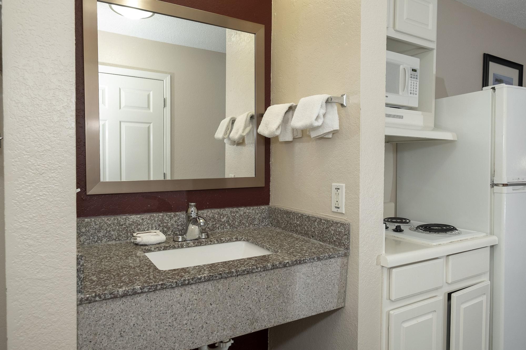 Red Roof Inn & Suites Pensacola-Nas Corry Beach Haven Exteriör bild