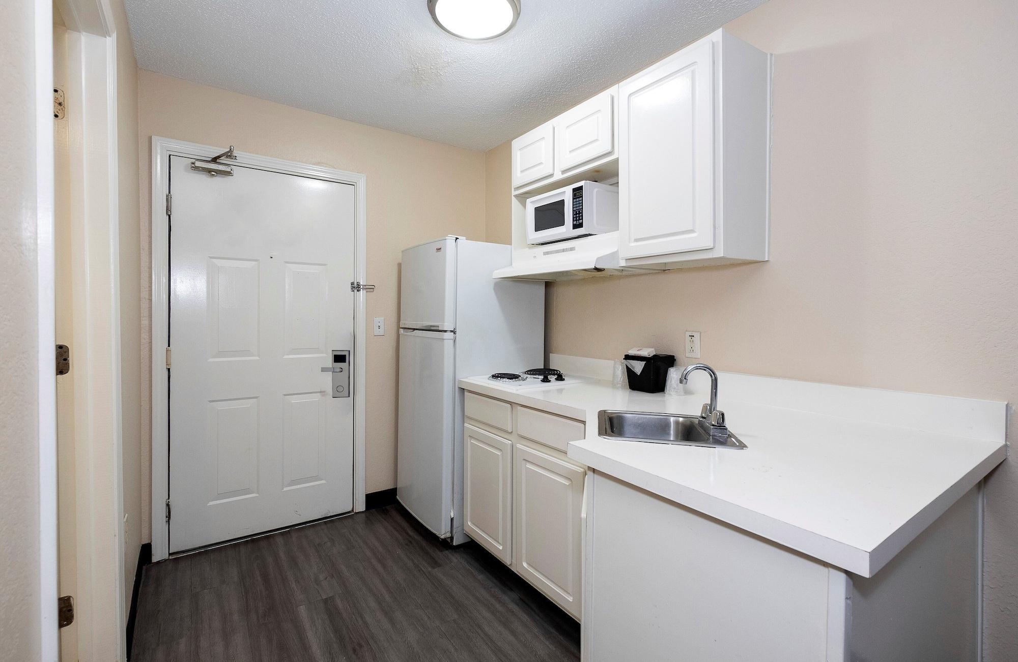 Red Roof Inn & Suites Pensacola-Nas Corry Beach Haven Exteriör bild