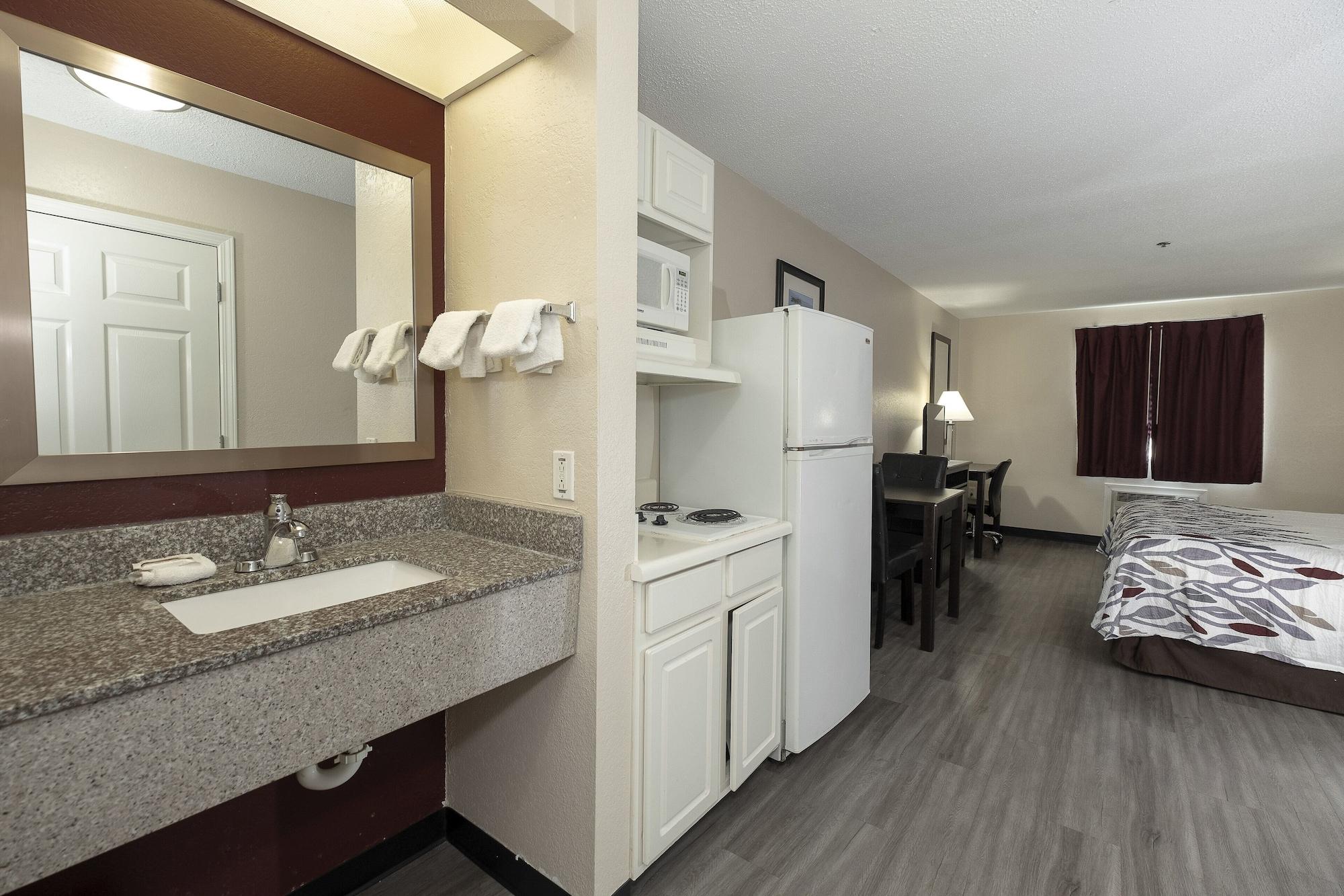 Red Roof Inn & Suites Pensacola-Nas Corry Beach Haven Exteriör bild