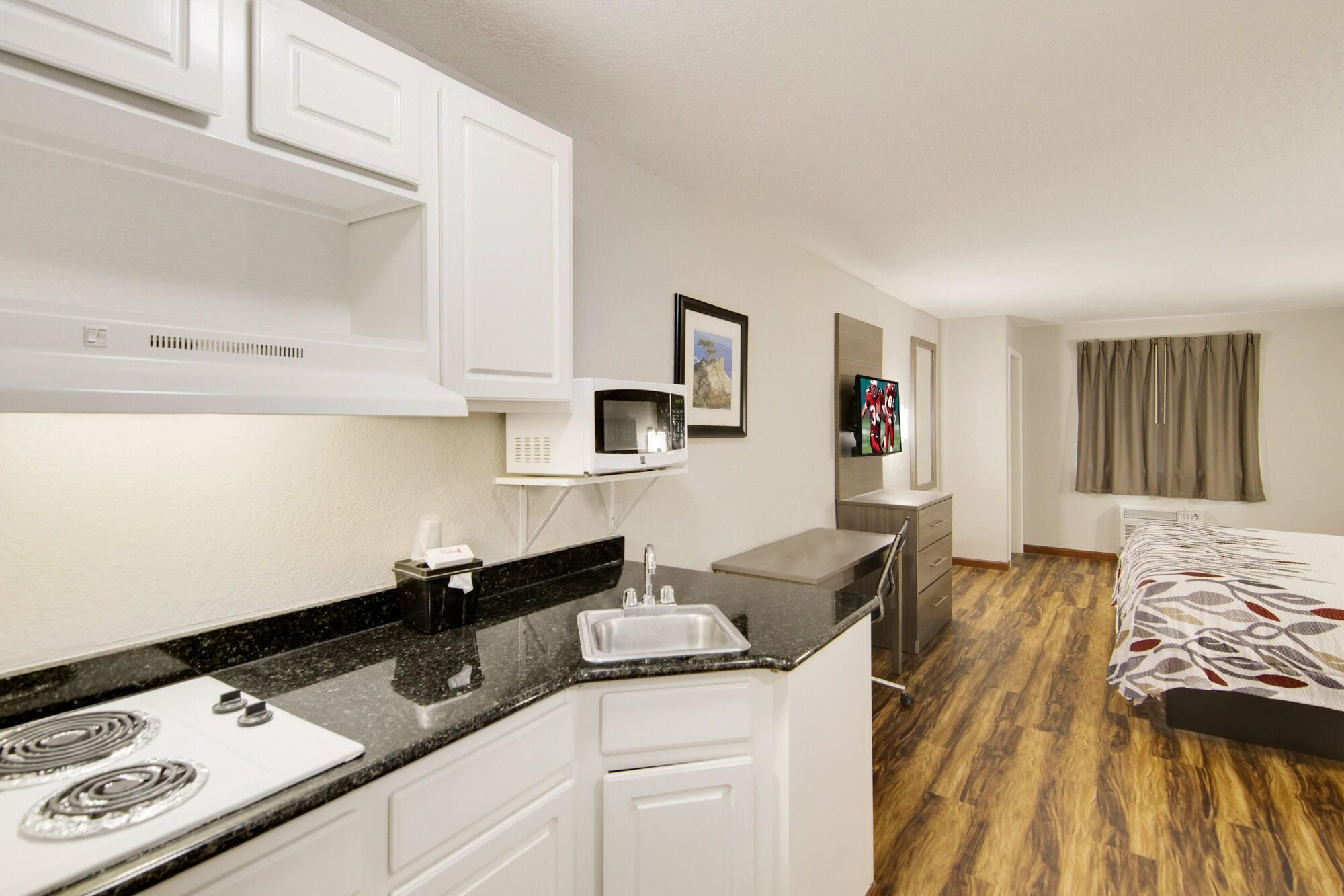 Red Roof Inn & Suites Pensacola-Nas Corry Beach Haven Exteriör bild