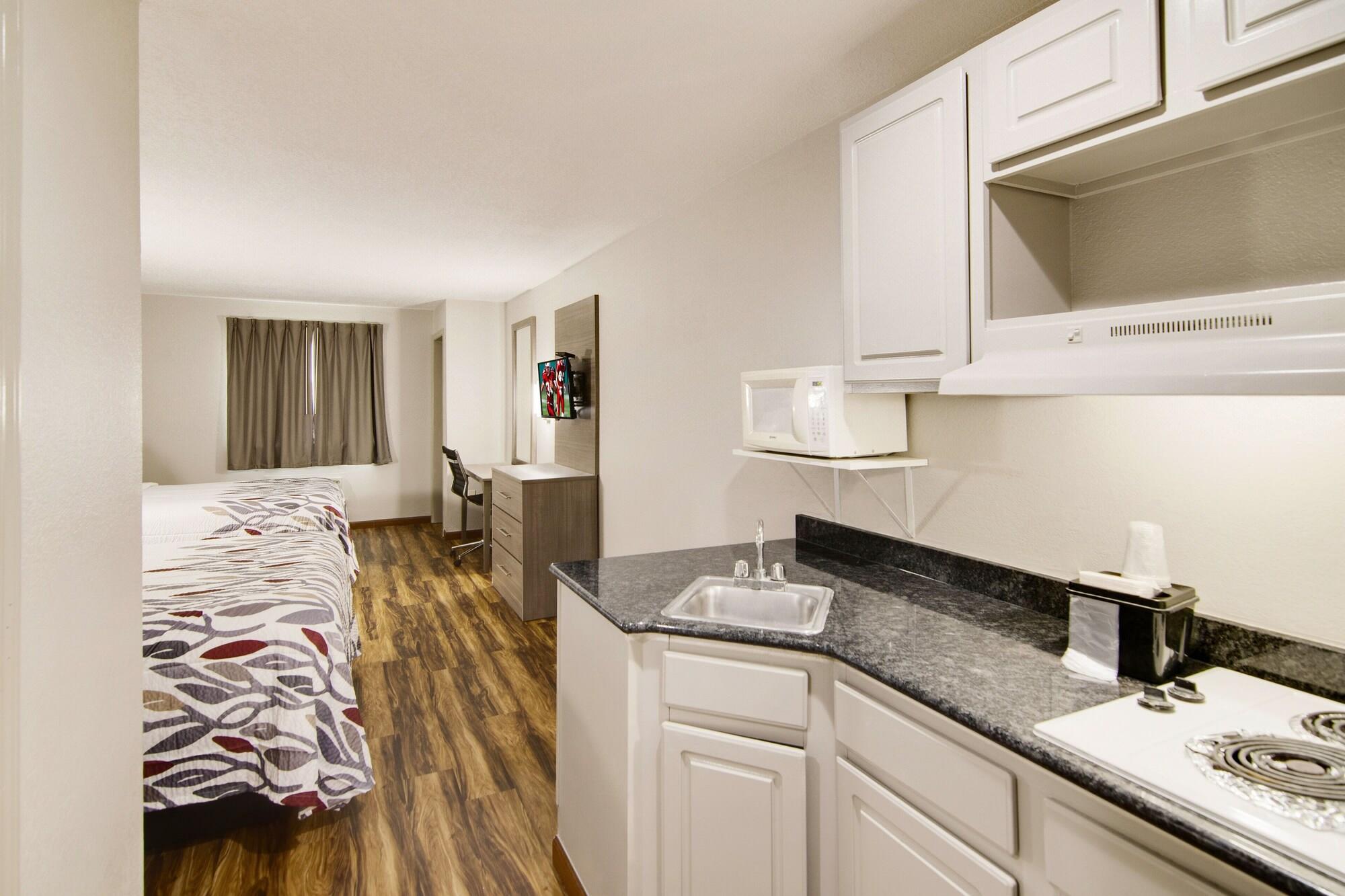 Red Roof Inn & Suites Pensacola-Nas Corry Beach Haven Exteriör bild