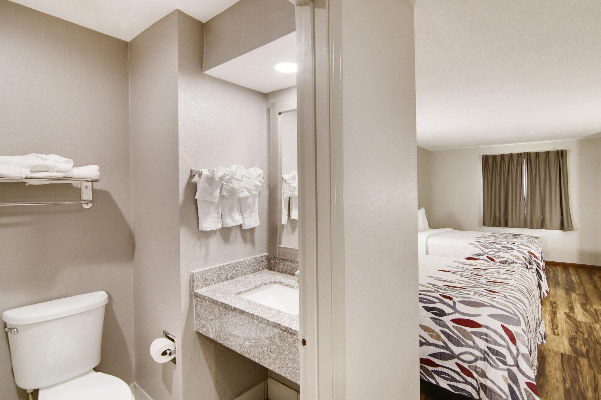 Red Roof Inn & Suites Pensacola-Nas Corry Beach Haven Exteriör bild