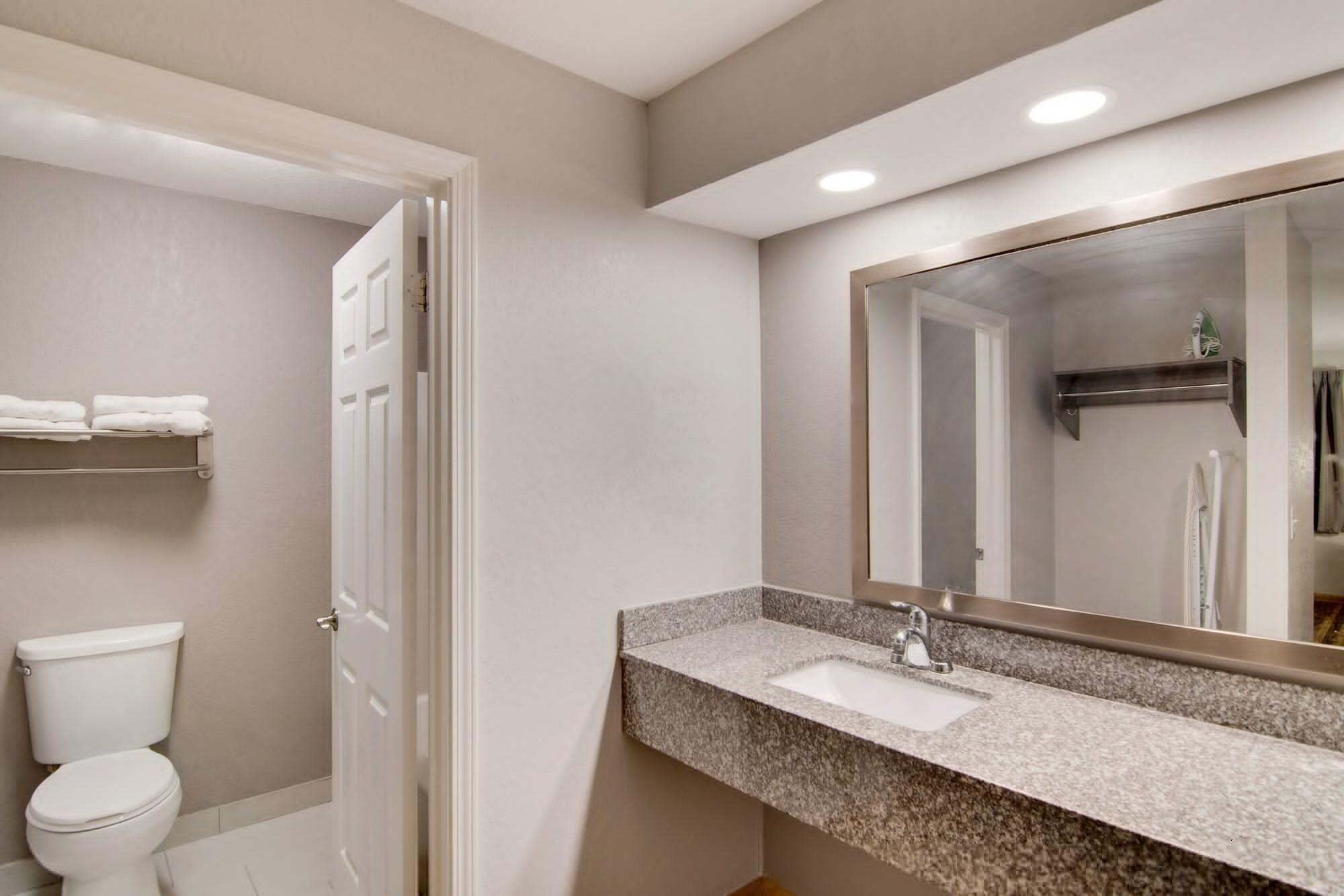 Red Roof Inn & Suites Pensacola-Nas Corry Beach Haven Exteriör bild