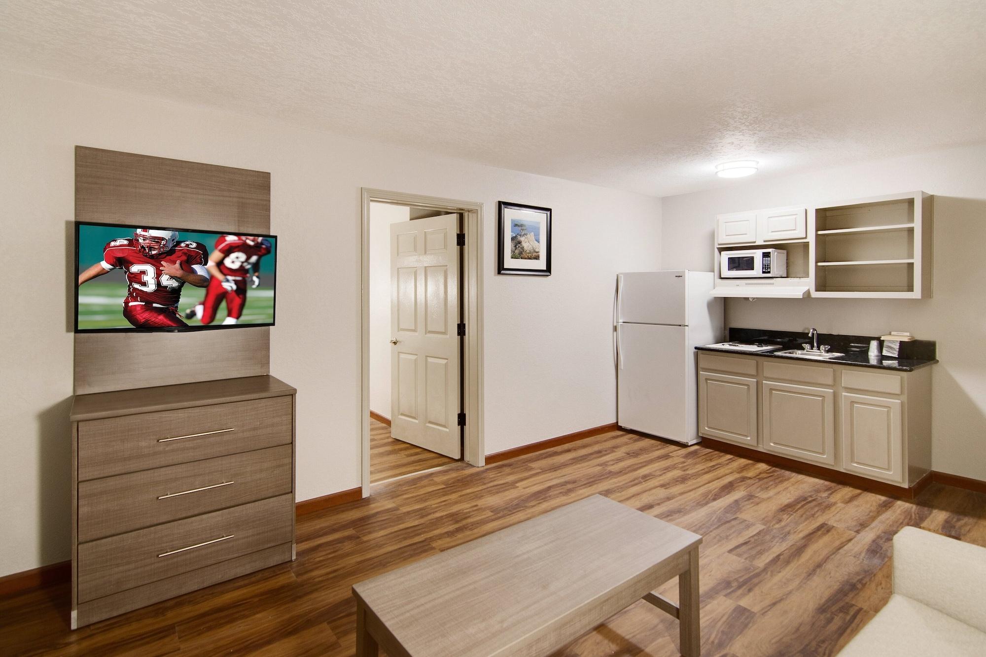 Red Roof Inn & Suites Pensacola-Nas Corry Beach Haven Exteriör bild